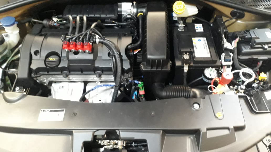  muestra de como queda instalado el equipo gnc en un Peugeot 
